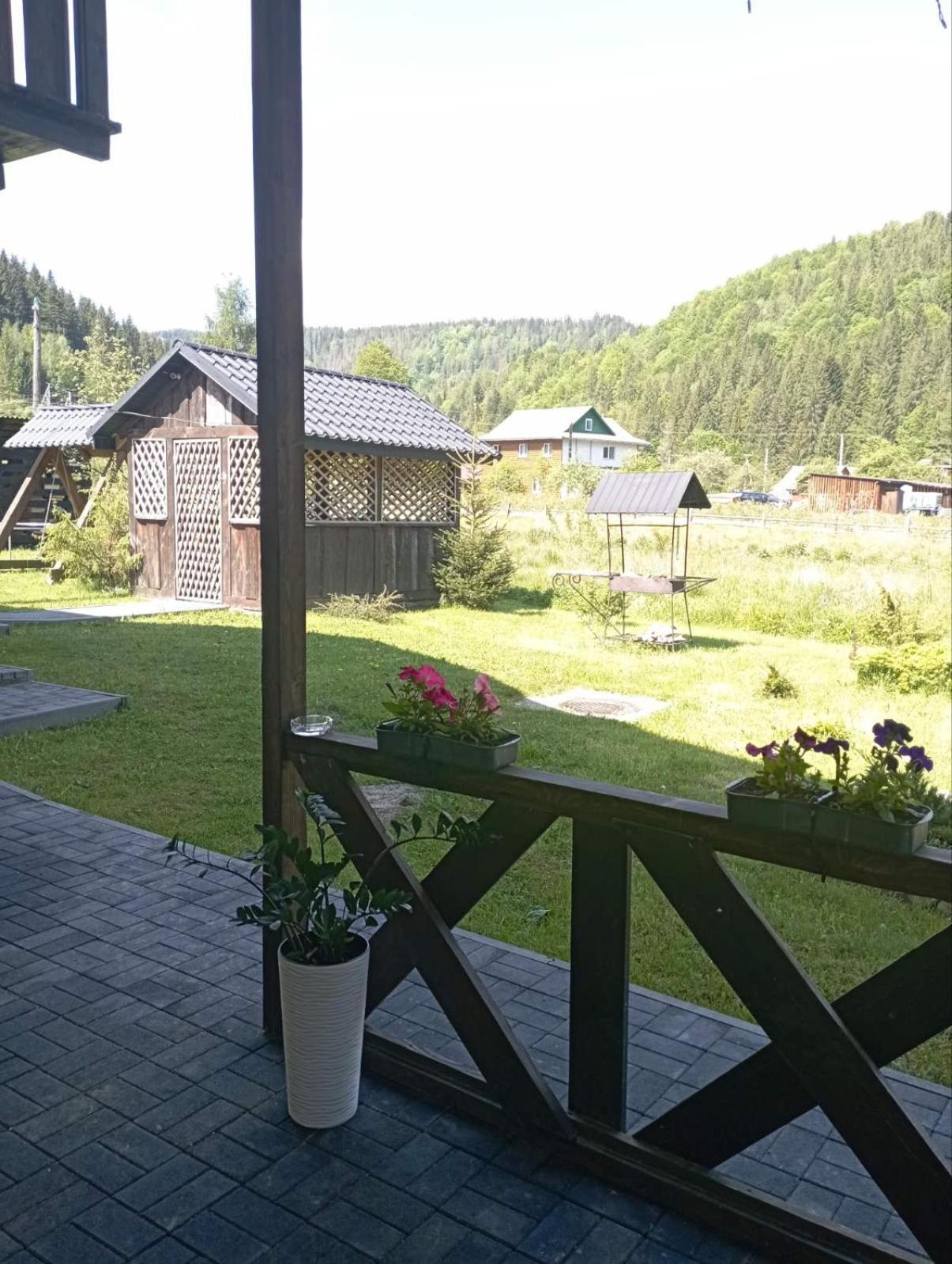 U Anastasii I Sofii Bilya Richki Casa de hóspedes Mykulychyn Exterior foto